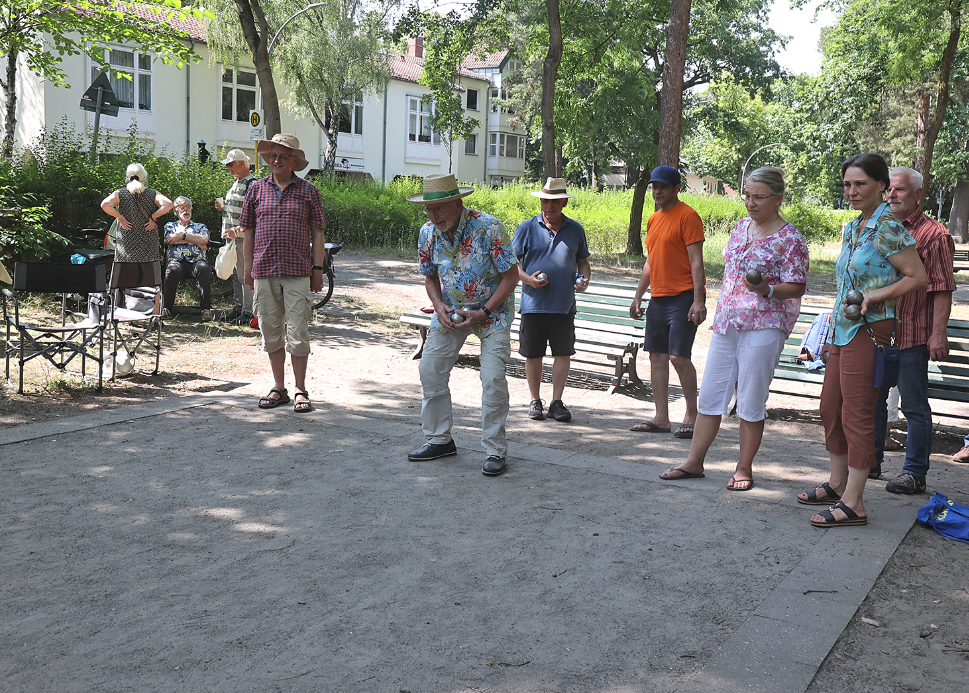 Eine Gruppe Menschen spielt Boule