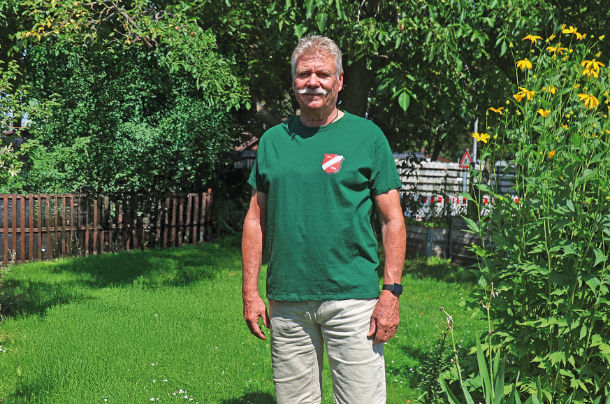 ein mann in einem garten