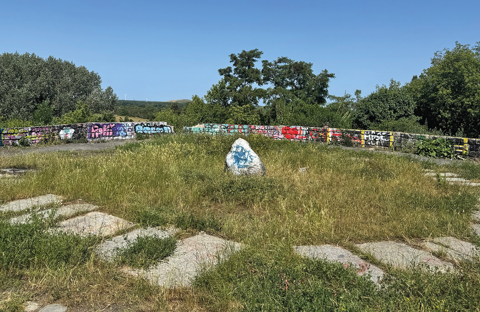 ein feld mit angemalter steinmauer