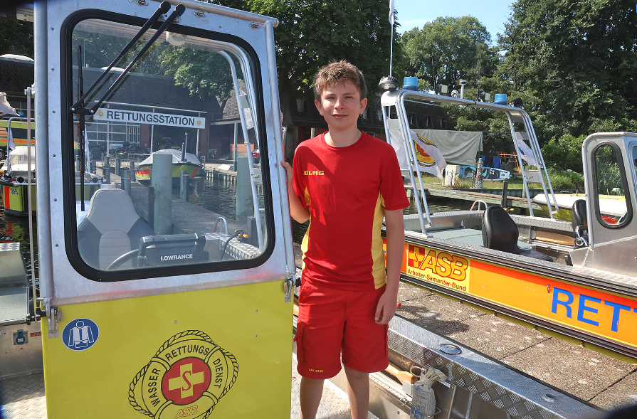 ein junger mann an einem rettungsboot