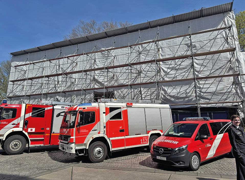 mehrere Feuerwehrfahrzeuge vor einem Gebäude