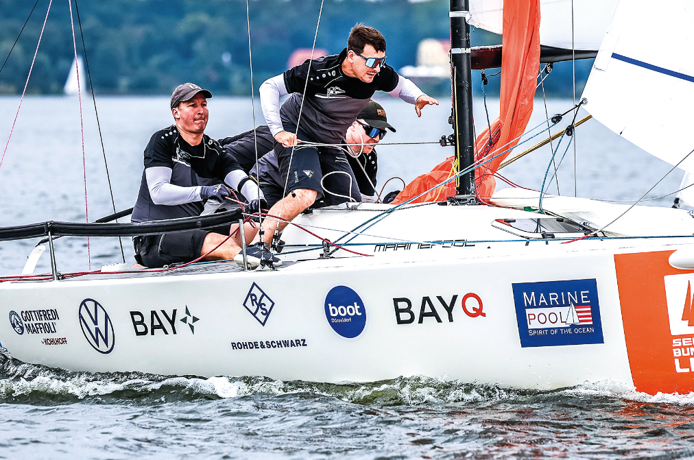 Männer auf einem Segelboot