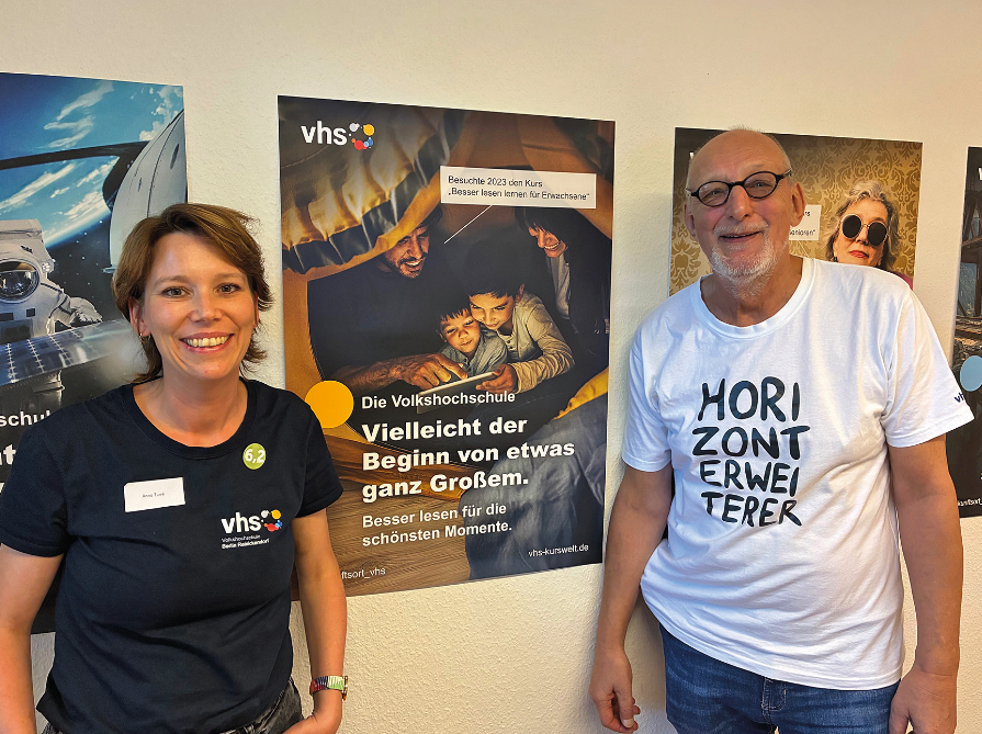 ein mann und eine frau stehen vor plakaten
