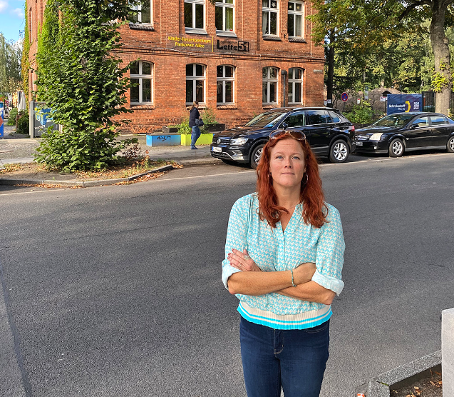 Eine Frau vor einer Straße