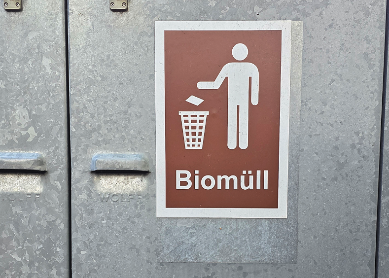 ein Biomüll-Schild an einem Schrank
