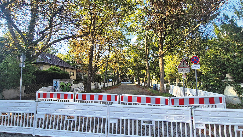 Straße hinter einer Absperrung