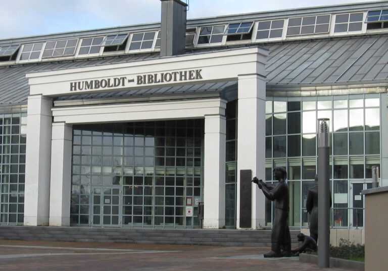 Die Fassade der Humboldt-Bibliothek in Berlin-Tegel mit dem großen Eingangsportal im Vordergrund