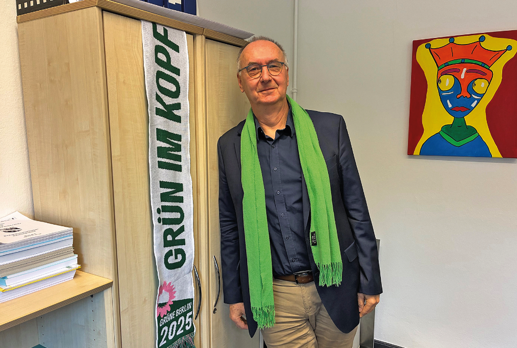 Ein Mann in einem Büro