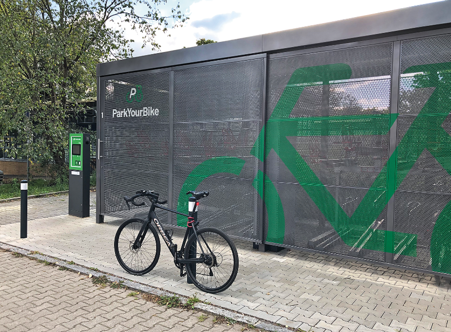 Ein Gebäude für Fahrräder mit einem Fahrrad davor