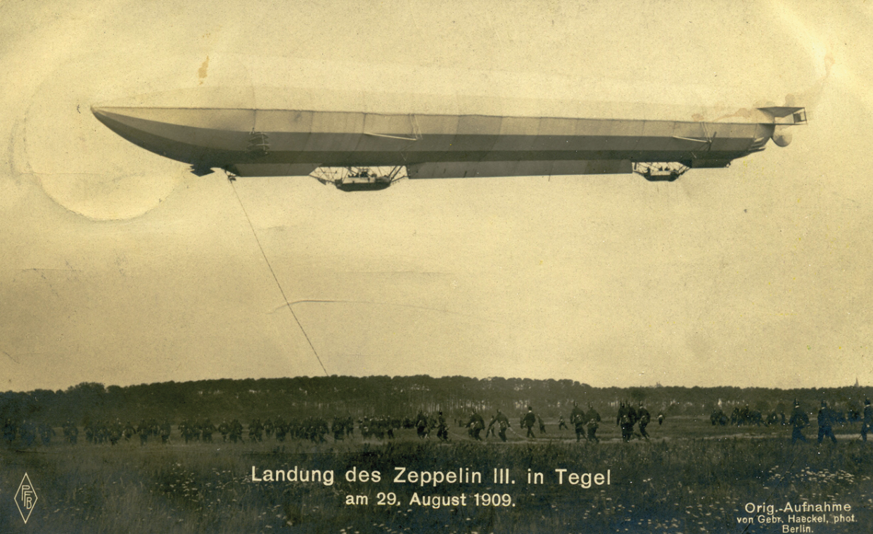 ein altes Foto von einem Zeppelin Luftschiff bei der Landung