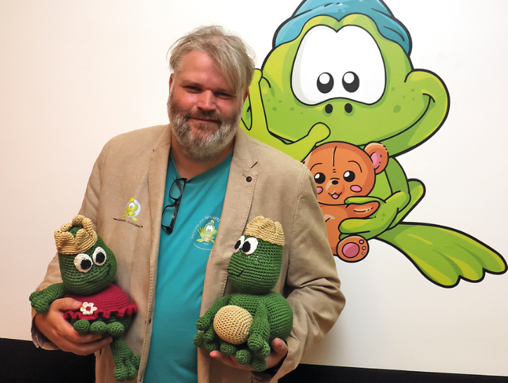 Ein Mann mit Stofftieren in den Händen