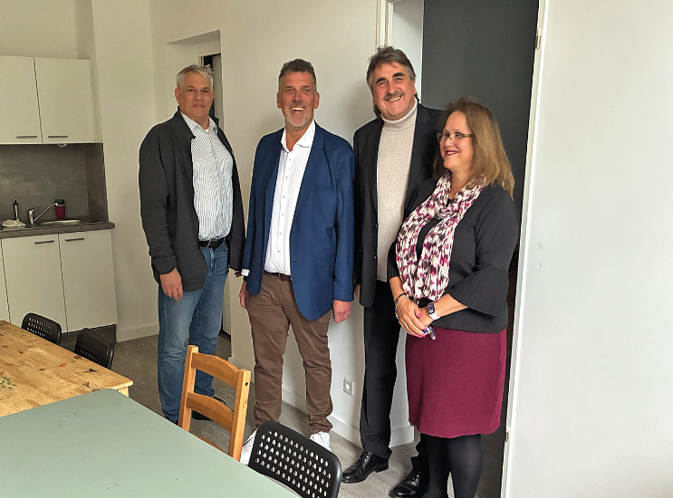 Eine Gruppe Menschen in einer Küche