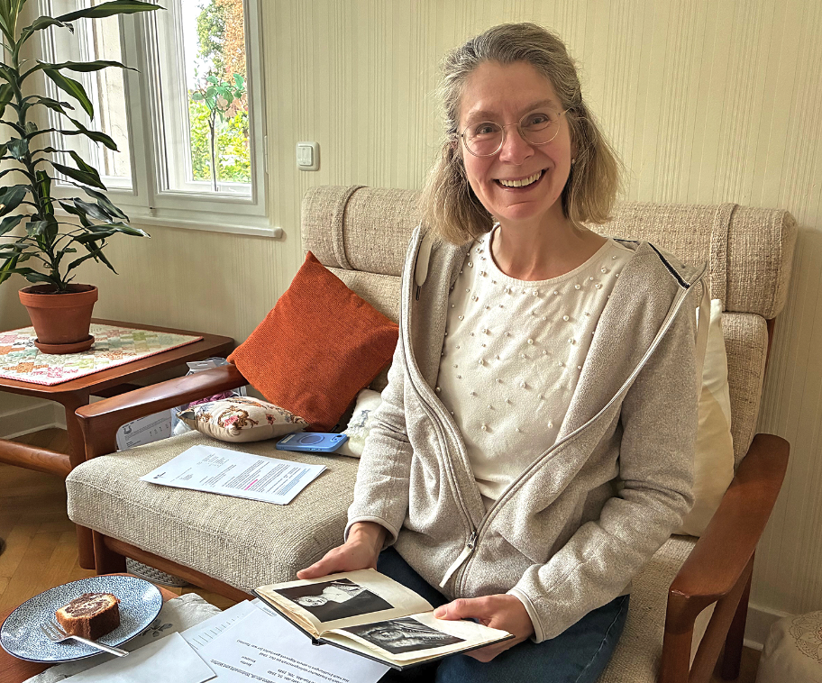 Eine Frau an einem Tisch mit Papieren