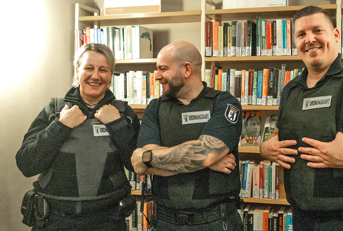 eine Frau und zwei Männer in Uniform