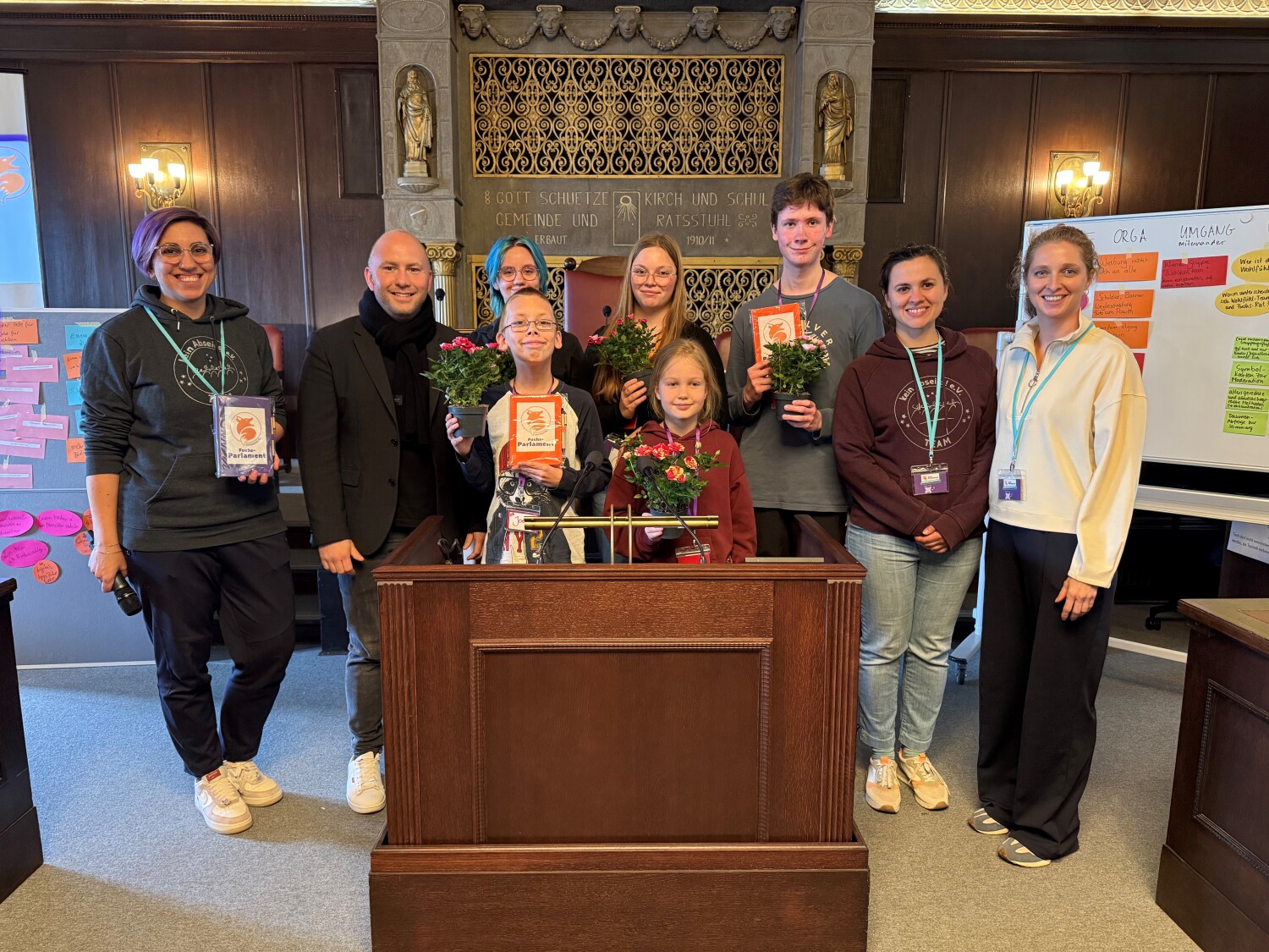 Eine Gruppe Kinder und Jugendlicher in einem Saal