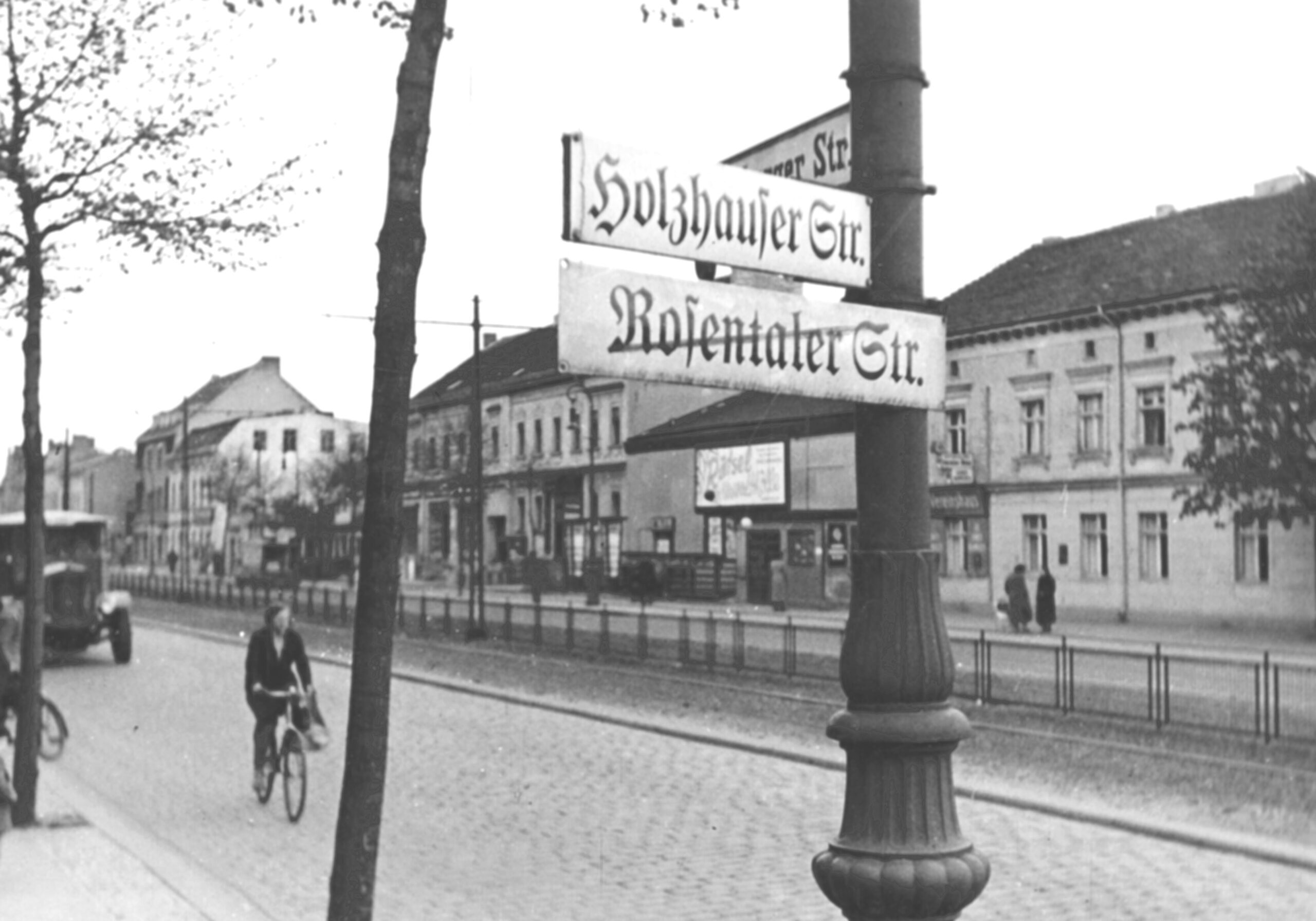 Das historische Schwarz-Weiß-Foto zeigt die Straßenbeschilderung einer Kreuzung. Zu lesen sind "Holzhauser Str." und "Rosentaler Str."