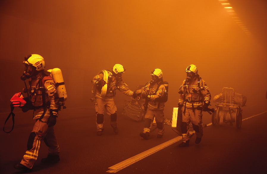 Feuerwehrmänner im Rauch