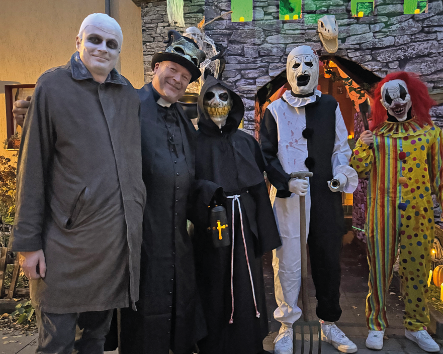 eine Gruppe Verkleideter vor einem Haus