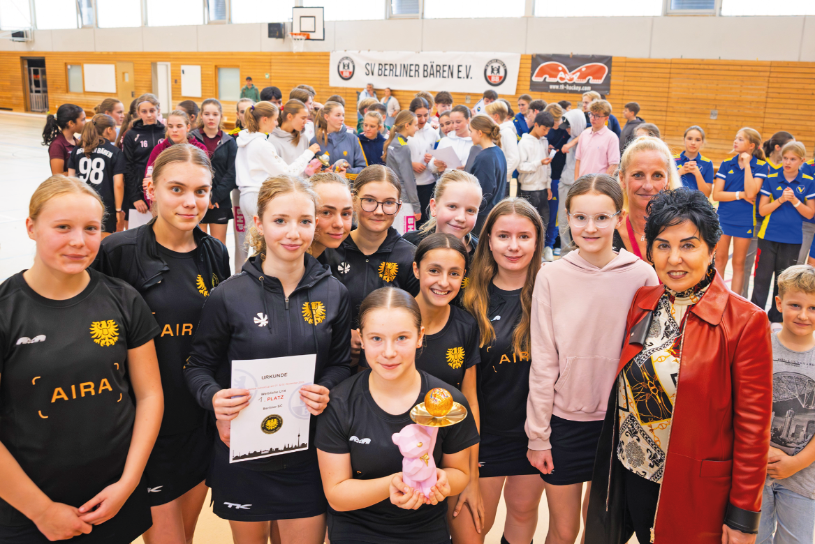 junge Sportler mit ihren Urkunden