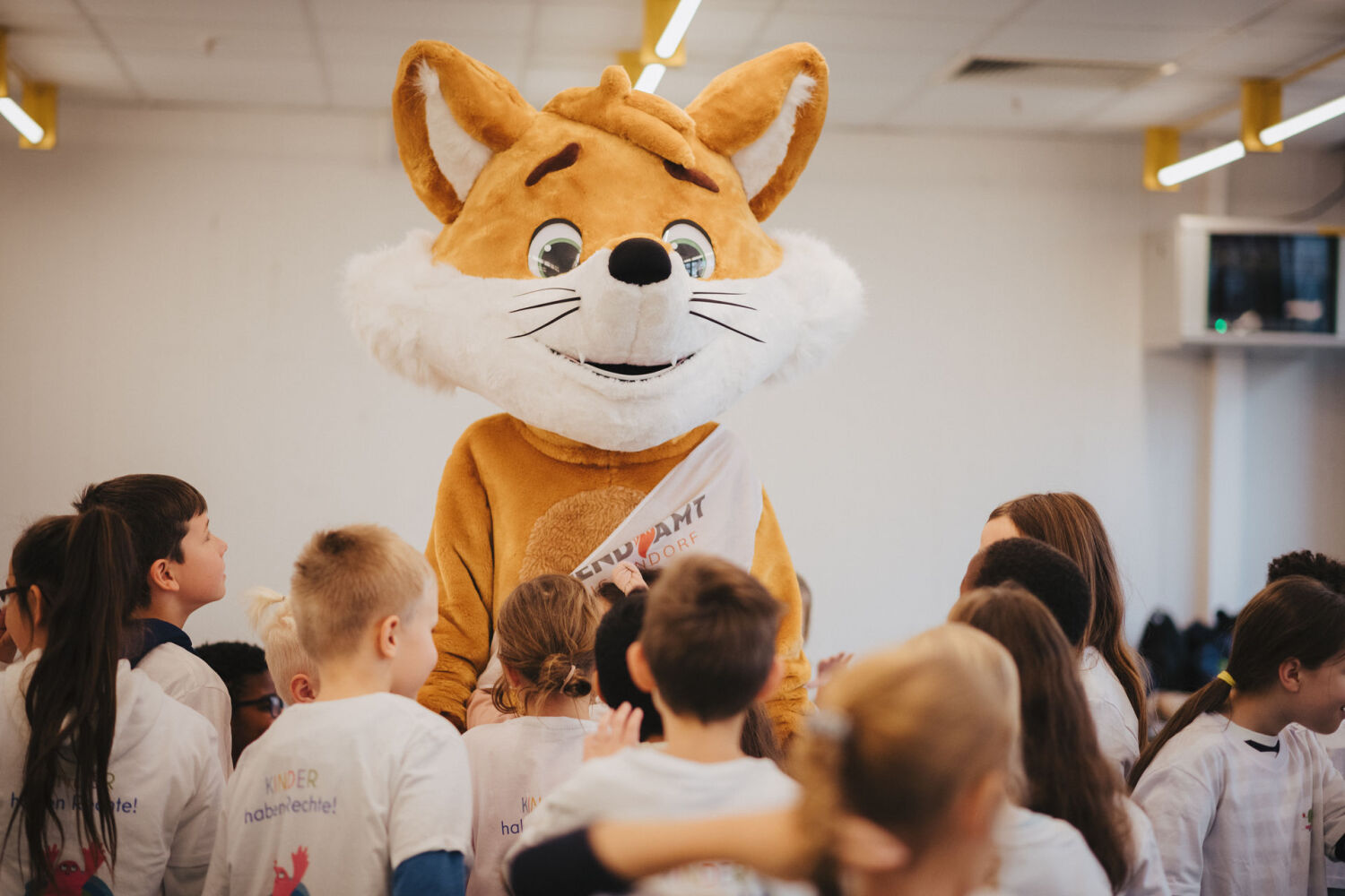 Maskottchen-Fuchs Reini in einer Kindergruppe