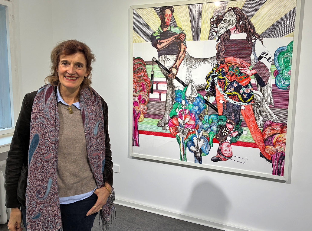 Eine Frau steht vor einem Gemälde