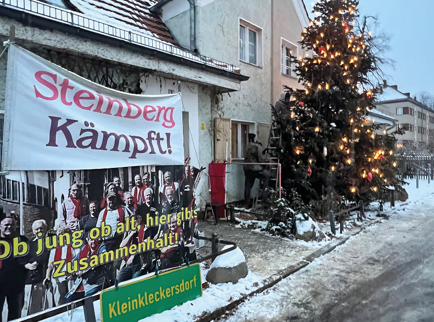 Demobanner neben einem geschmückten Weihnachtsbaum