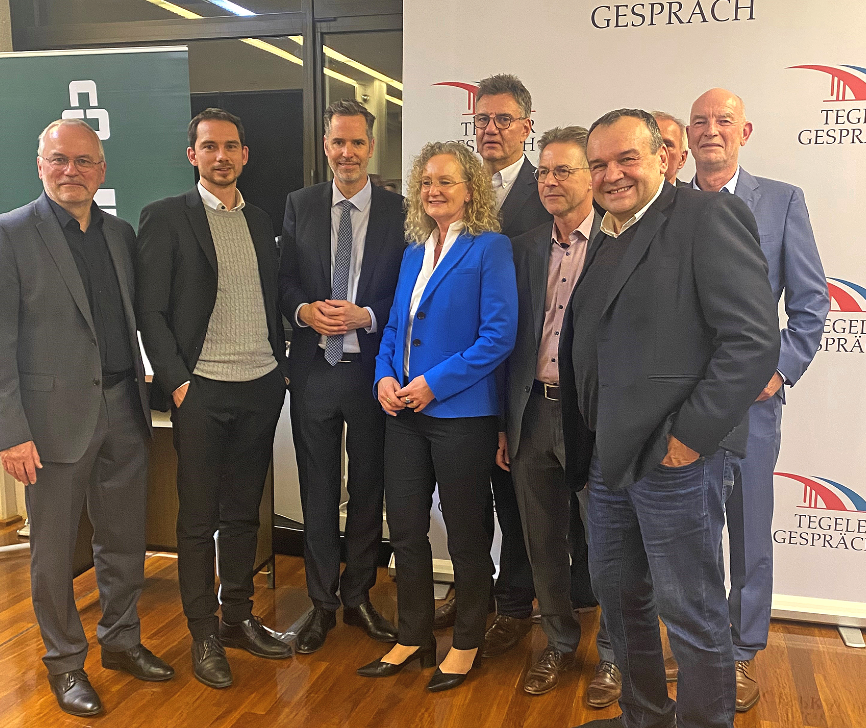 Eine Gruppe Menschen vor einem Roll-Up