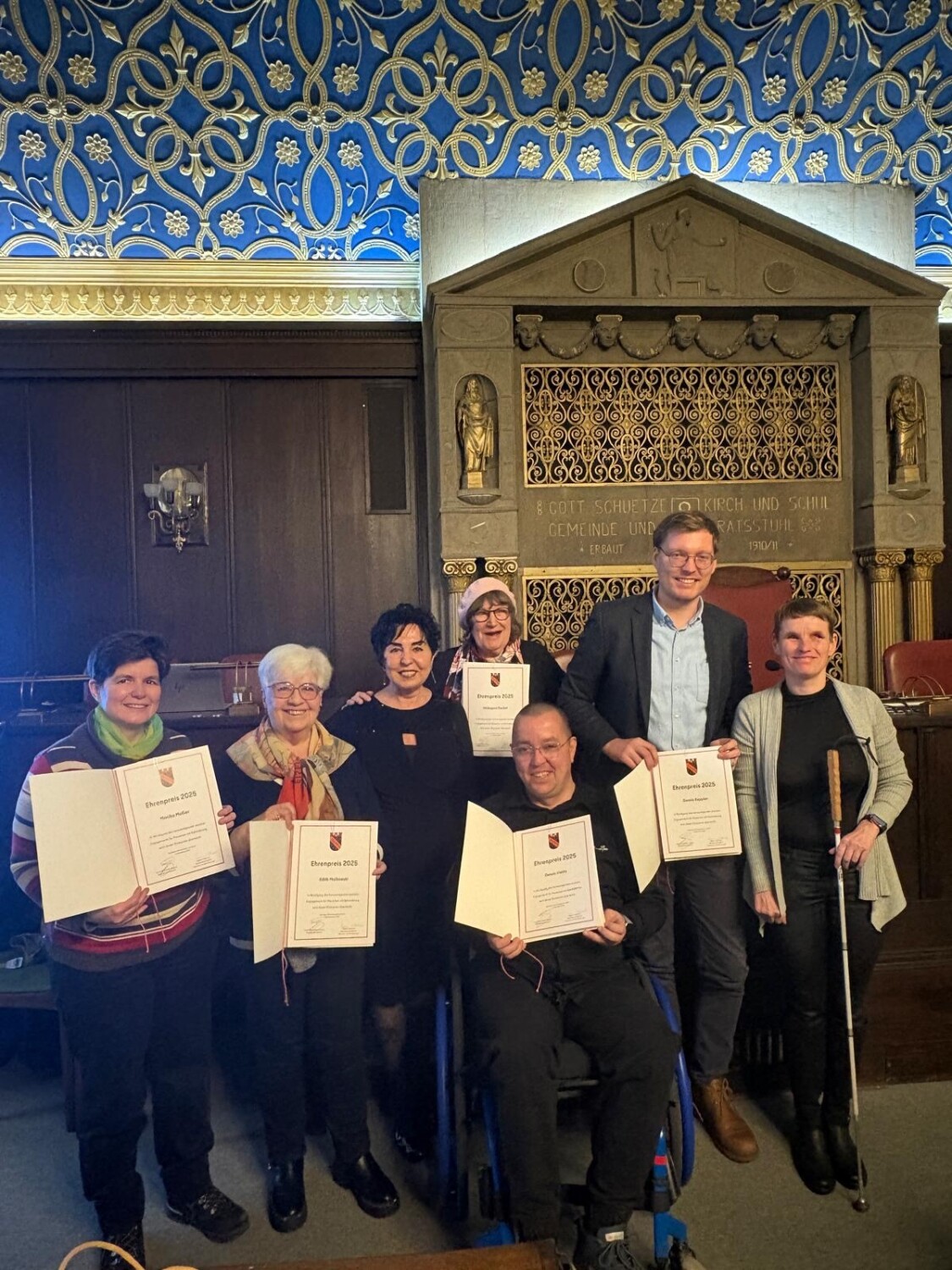 Eine Gruppe Menschen mit Urkunden in Händen