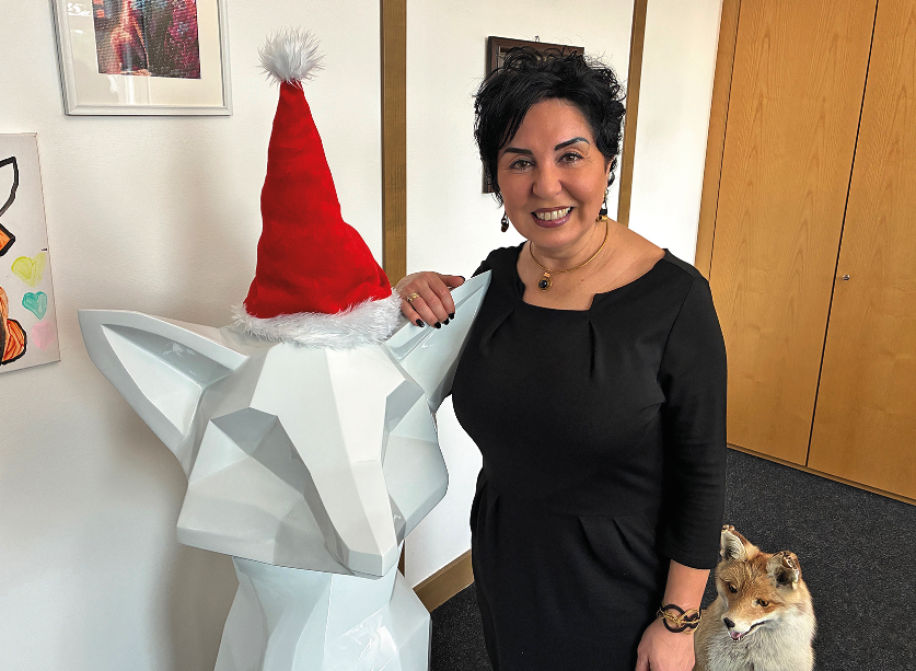 Eine Frau lehnt an einer Statue