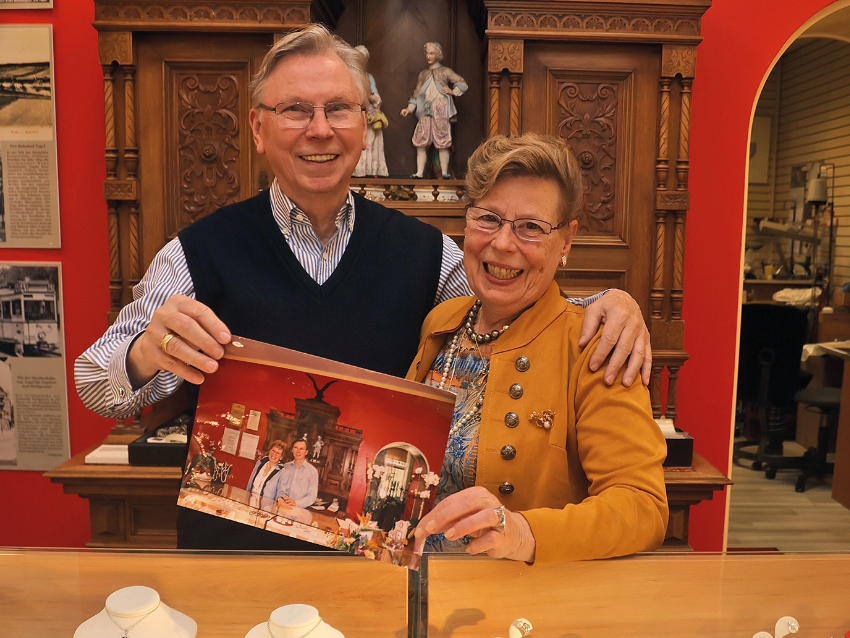 Ein Ehepaar zeigt ein Foto von damals