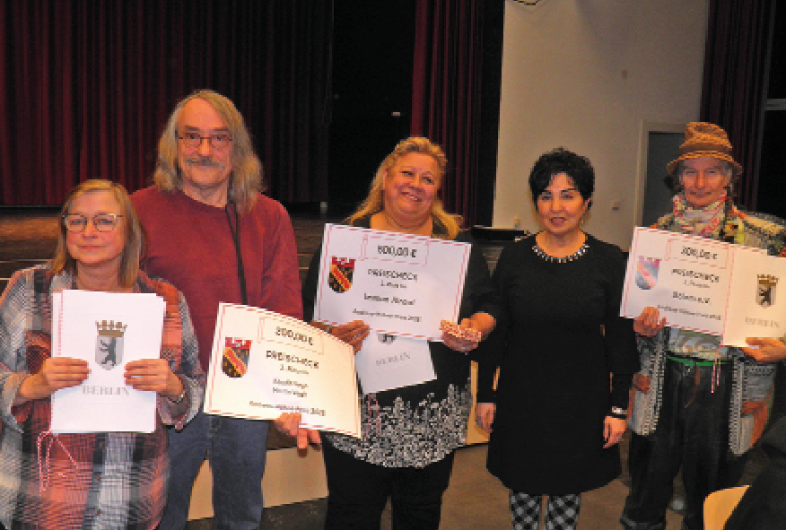 Preisträger mit ihren Urkunden