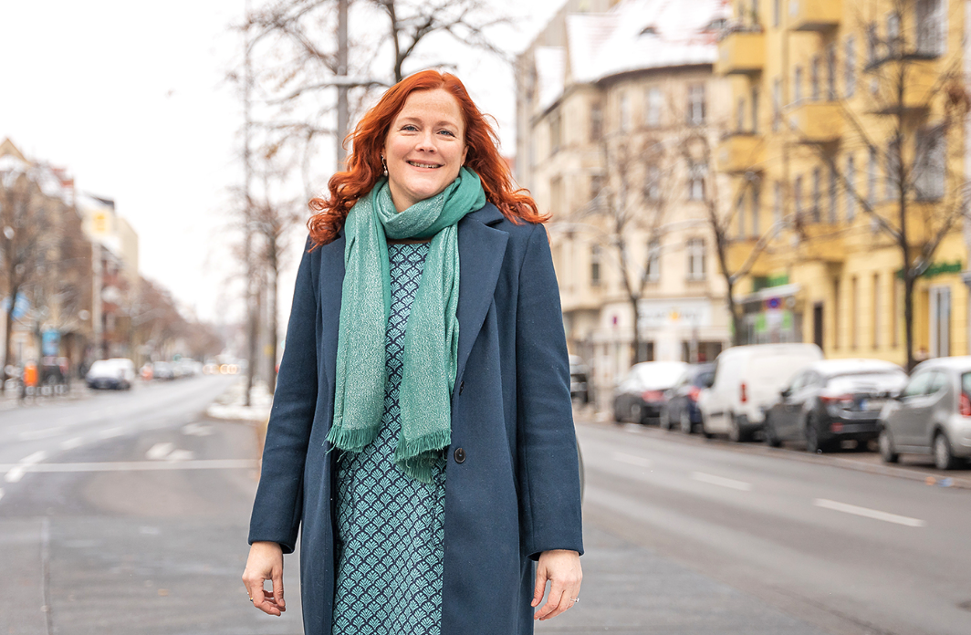 Eine Frau, im Hintergrund eine Straße