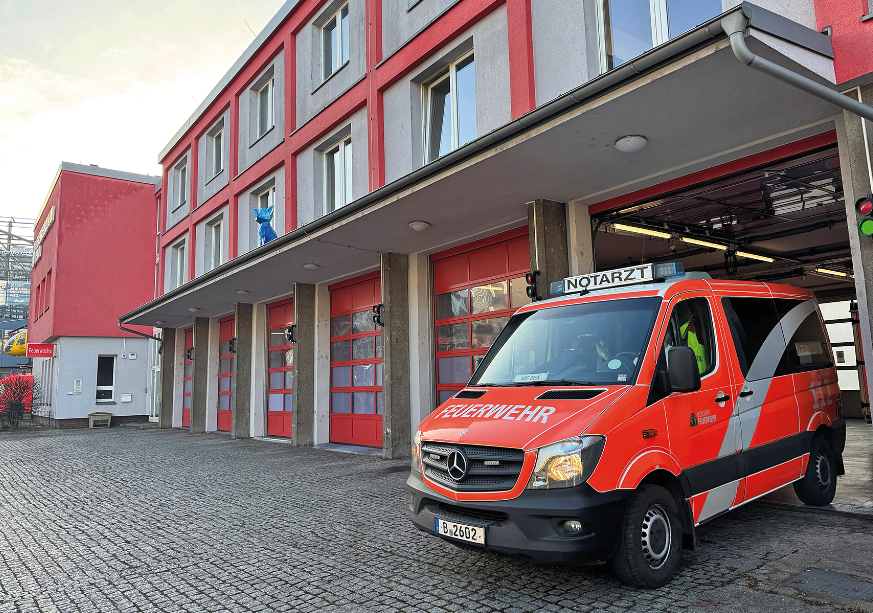 Ein Notarztwagen verlässt die Feuerwache