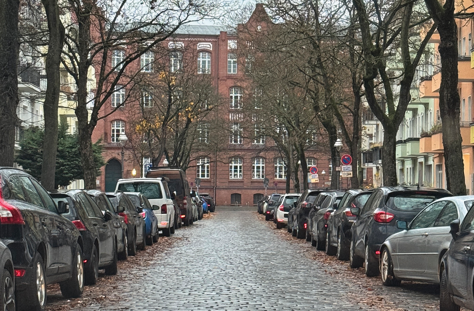 Eine Straße, rechts und links parken Autos