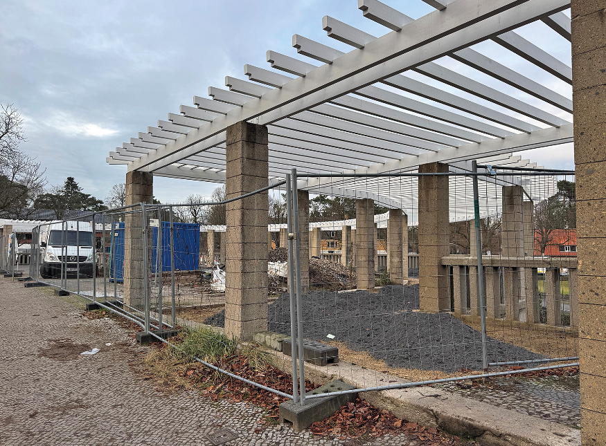 Eine unfertige Holzpergola