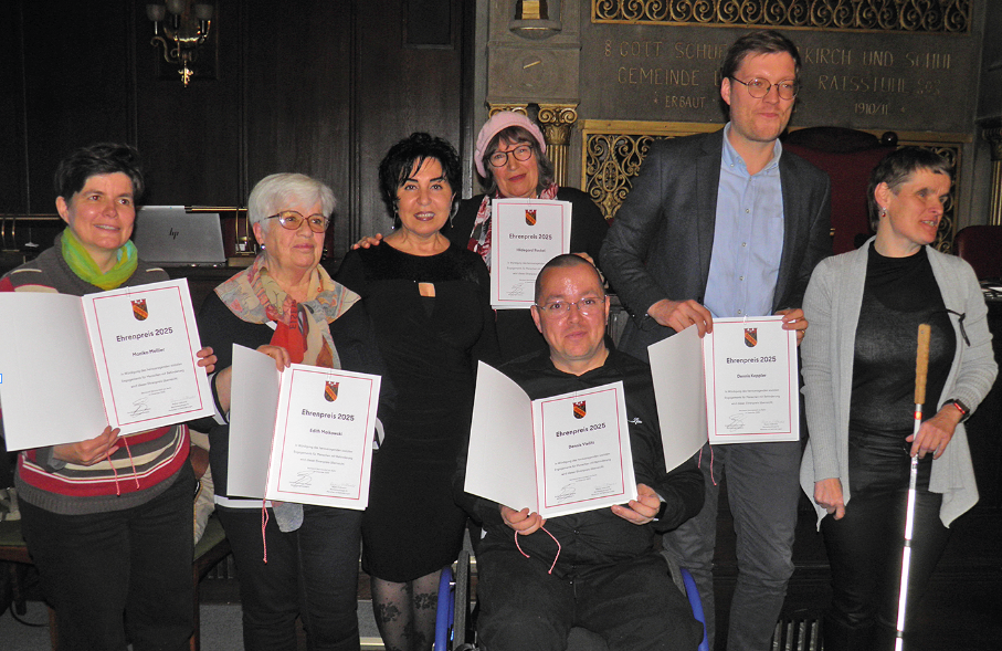 eine Gruppe mit Urkunden in den Händen