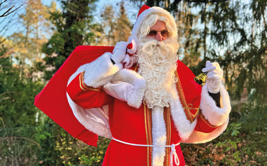 ein Mann im Weihnachtsmann-Kostüm