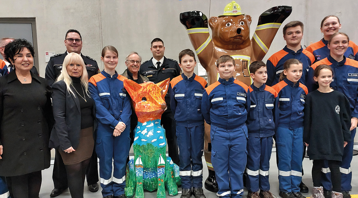 Menschen vor der Feuerwache