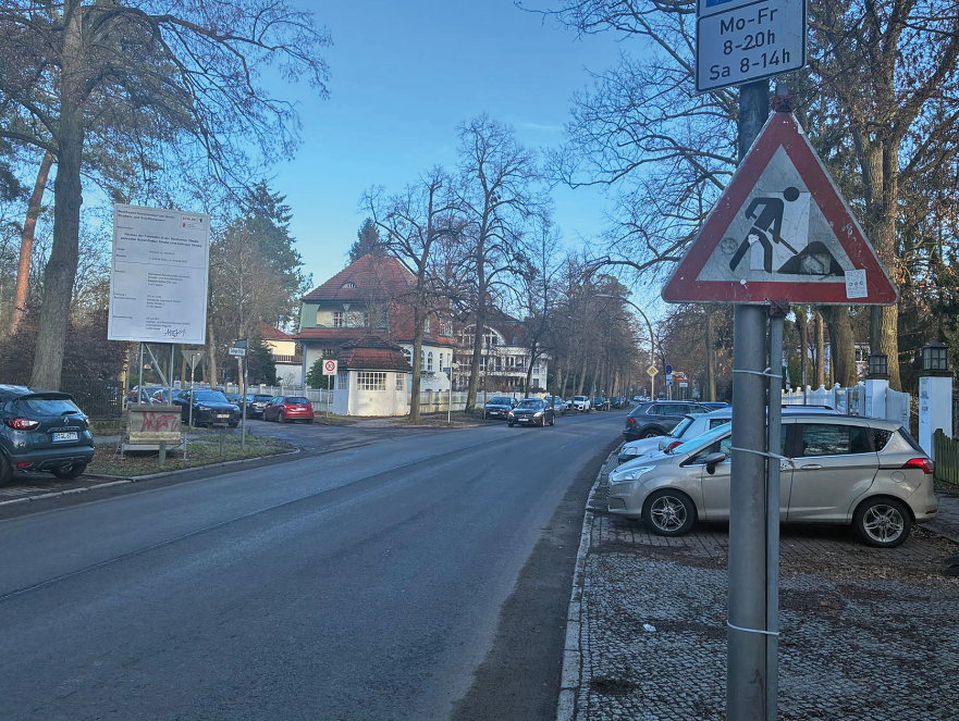 Eine Straße, daneben ein Baustellenschild