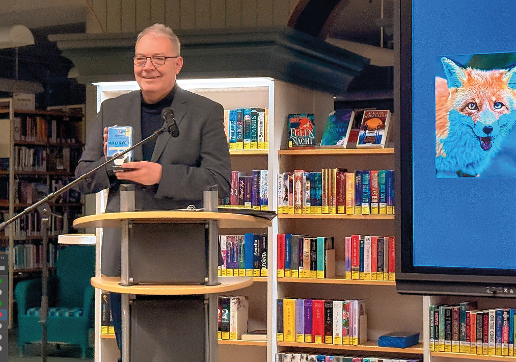 Ein Mann stellt ein Buch vor