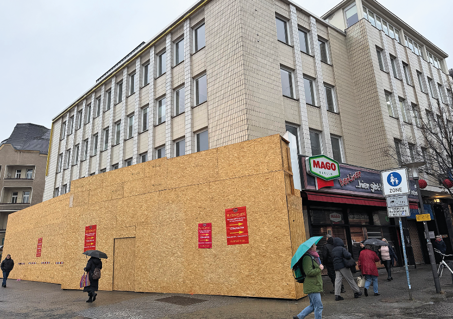 Ein Gebäude mit einem Bauzaun