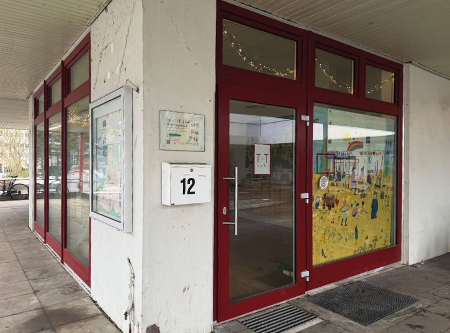 Der Eingang zum Gebäude