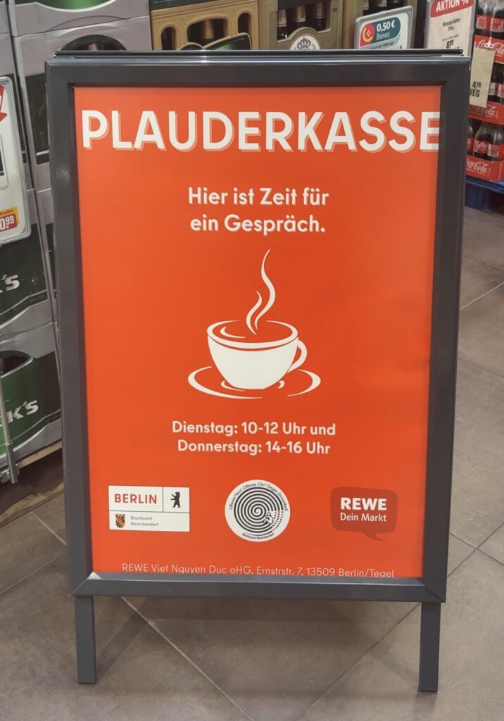 Ein Aufsteller mit der Information "Plauderkasse"