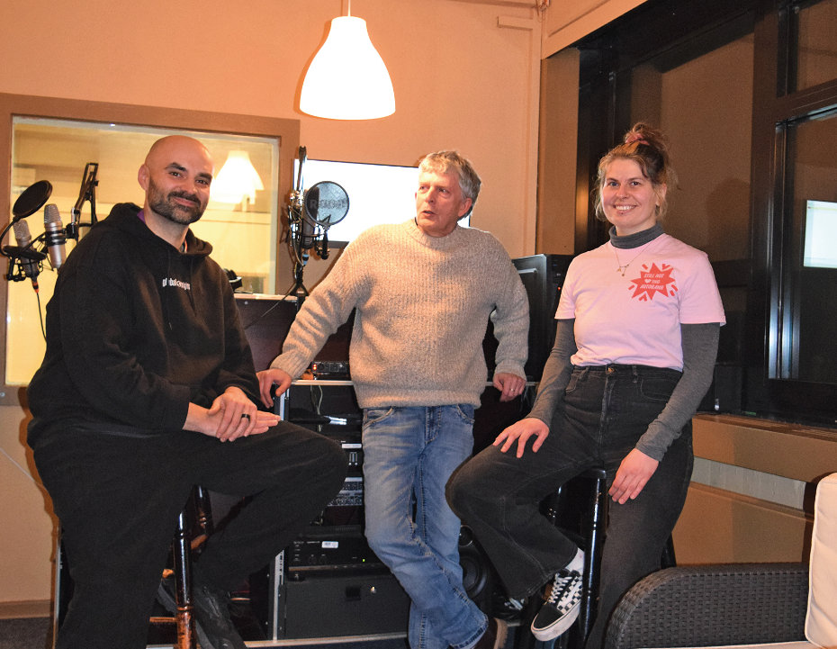 Eine Frazu und zwei Männer im Studio