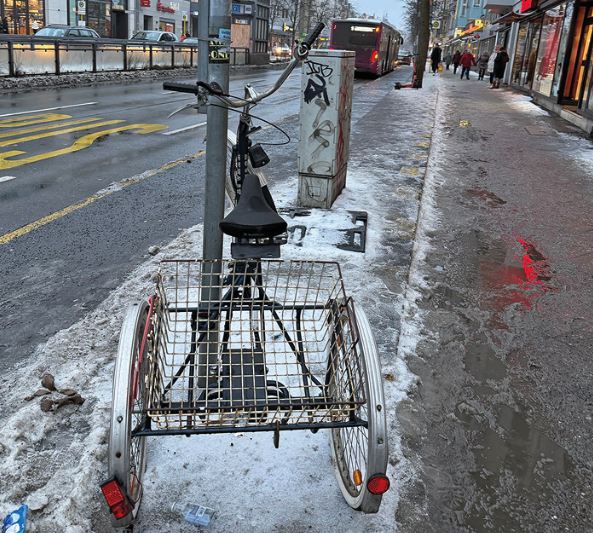 ein Dreirad an einer Bushaltestelle