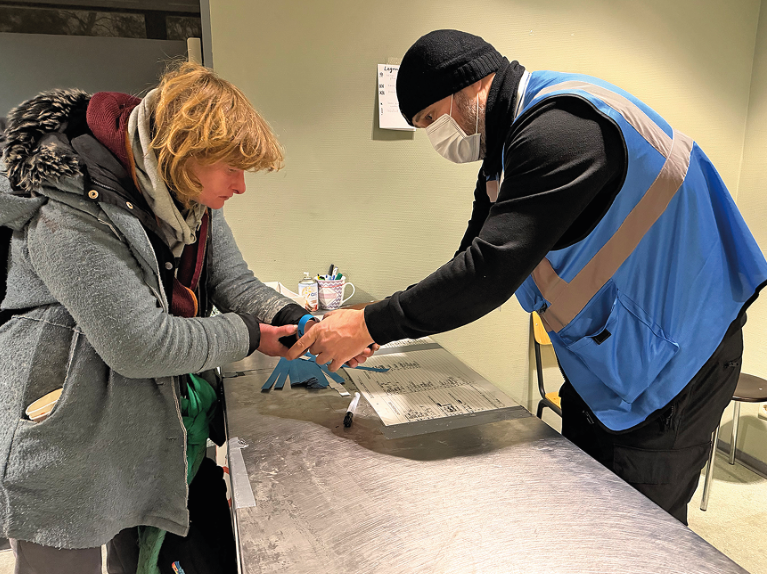 Eine Frau nimmt Daten auf