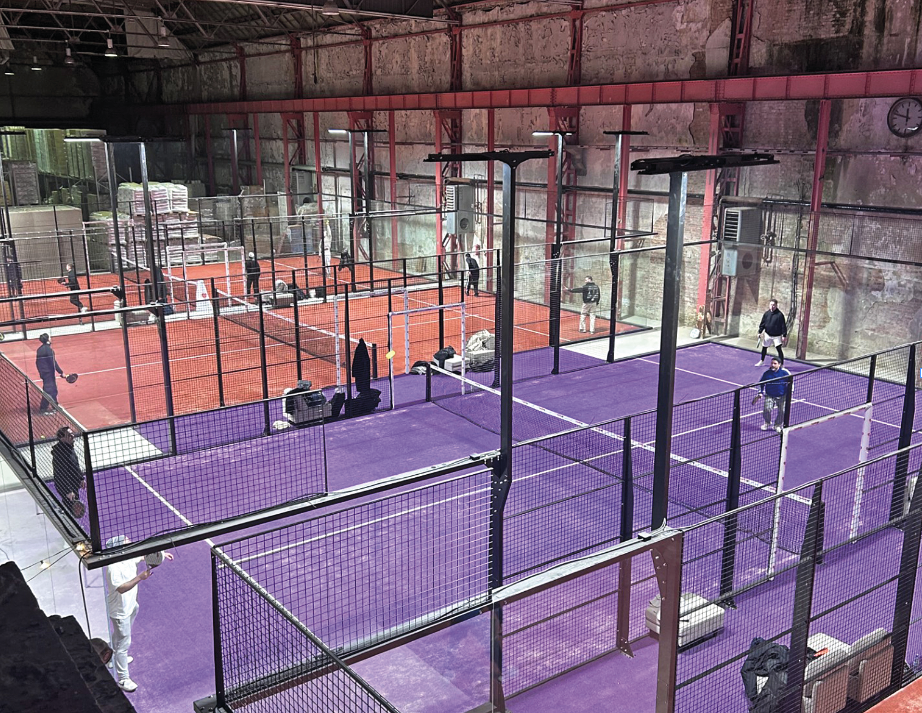 Eine Halle mit Plätzen für Padel