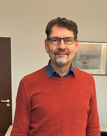 Ein Mann in einem Büro