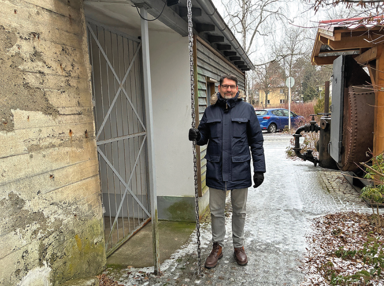 Ein Mann steht vor einem Bunker