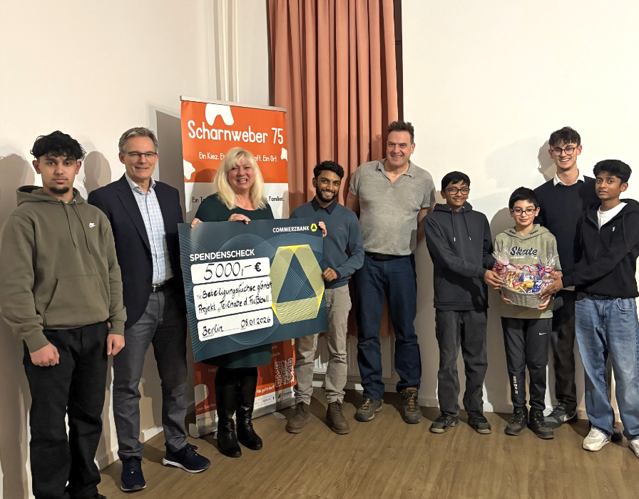 Mehrere Personen mit einem Spendenscheck